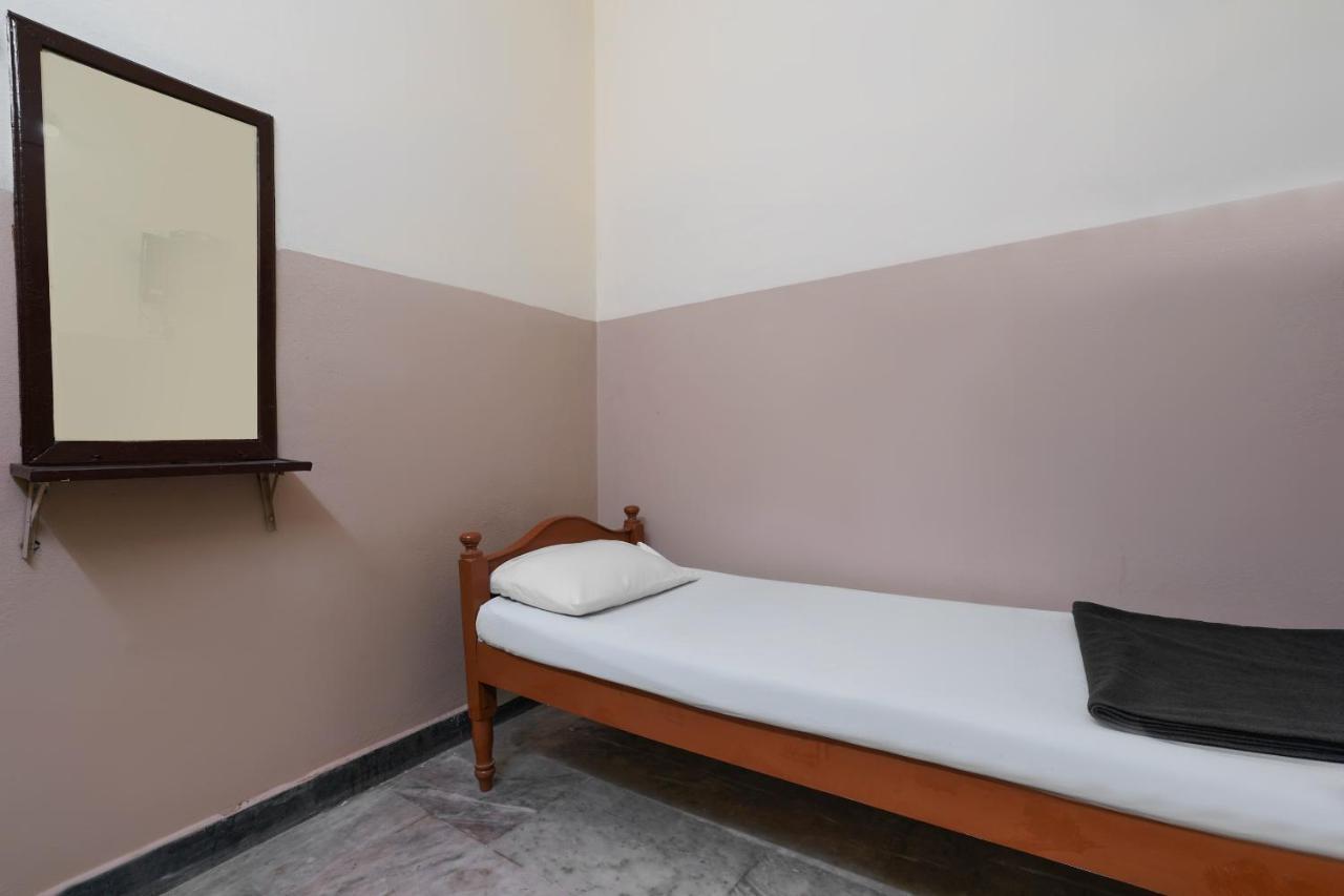Spot On Sri Sai Lohith Lodge Near Snow World Secunderabad Ngoại thất bức ảnh